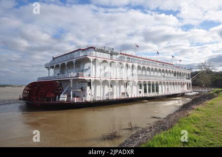 Croiseur à aubes américain Duchess sur le fleuve Mississippi à Natchez, Mississippi, États-Unis Banque D'Images