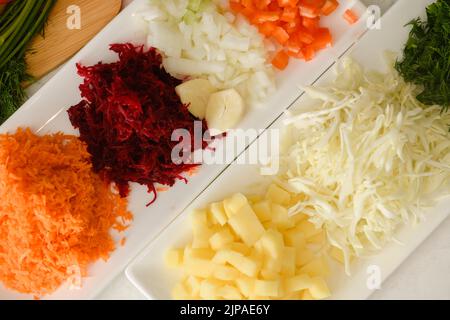 Légumes hachés pour la cuisine traditionnelle du borscht ukrainien. Vue de dessus. Banque D'Images