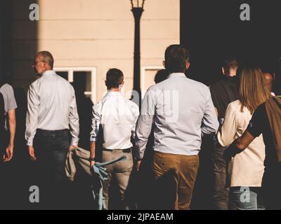 Vue arrière avec beaucoup de gens marchant dans la même direction. Banque D'Images