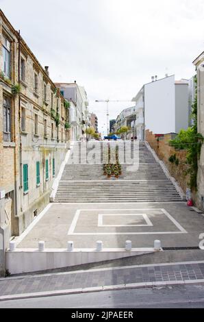 Termoli - Molise - l'escalier et la petite place où se tiennent divers spectacles folkloriques en été Banque D'Images