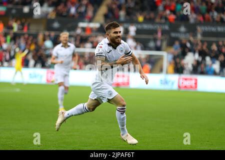 Swansea, Royaume-Uni. 16th août 2022. Ryan Manning, de la ville de Swansea (c), célèbre après avoir atteint le but de ses équipes en 1st. Match de championnat EFL Skybet, Swansea City v Millwall au stade Swansea.com de Swansea, pays de Galles, le mardi 16th août 2022. Cette image ne peut être utilisée qu'à des fins éditoriales. Utilisation éditoriale uniquement, licence requise pour une utilisation commerciale. Aucune utilisation dans les Paris, les jeux ou les publications d'un seul club/ligue/joueur. photo par Andrew Orchard/Andrew Orchard sports Photography/Alamy Live News crédit: Andrew Orchard sports Photography/Alamy Live News Banque D'Images