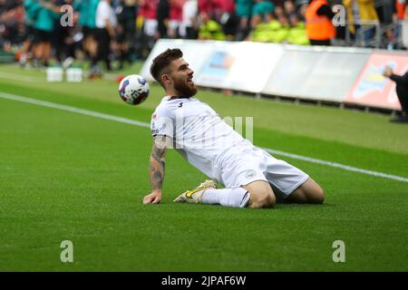 Swansea, Royaume-Uni. 16th août 2022. Ryan Manning, de la ville de Swansea (c), célèbre après avoir atteint le but de ses équipes en 1st. Match de championnat EFL Skybet, Swansea City v Millwall au stade Swansea.com de Swansea, pays de Galles, le mardi 16th août 2022. Cette image ne peut être utilisée qu'à des fins éditoriales. Utilisation éditoriale uniquement, licence requise pour une utilisation commerciale. Aucune utilisation dans les Paris, les jeux ou les publications d'un seul club/ligue/joueur. photo par Andrew Orchard/Andrew Orchard sports Photography/Alamy Live News crédit: Andrew Orchard sports Photography/Alamy Live News Banque D'Images