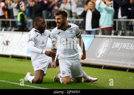 Swansea, Royaume-Uni. 16th août 2022. Ryan Manning, de la ville de Swansea (r), fête ses célébrations après qu'il ait atteint le but 1st de ses équipes. Match de championnat EFL Skybet, Swansea City v Millwall au stade Swansea.com de Swansea, pays de Galles, le mardi 16th août 2022. Cette image ne peut être utilisée qu'à des fins éditoriales. Utilisation éditoriale uniquement, licence requise pour une utilisation commerciale. Aucune utilisation dans les Paris, les jeux ou les publications d'un seul club/ligue/joueur. photo par Andrew Orchard/Andrew Orchard sports Photography/Alamy Live News crédit: Andrew Orchard sports Photography/Alamy Live News Banque D'Images