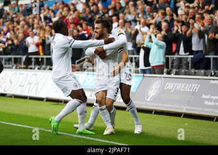 Swansea, Royaume-Uni. 16th août 2022. Ryan Manning, de la ville de Swansea (c), célèbre après avoir atteint le but de ses équipes en 1st. Match de championnat EFL Skybet, Swansea City v Millwall au stade Swansea.com de Swansea, pays de Galles, le mardi 16th août 2022. Cette image ne peut être utilisée qu'à des fins éditoriales. Utilisation éditoriale uniquement, licence requise pour une utilisation commerciale. Aucune utilisation dans les Paris, les jeux ou les publications d'un seul club/ligue/joueur. photo par Andrew Orchard/Andrew Orchard sports Photography/Alamy Live News crédit: Andrew Orchard sports Photography/Alamy Live News Banque D'Images