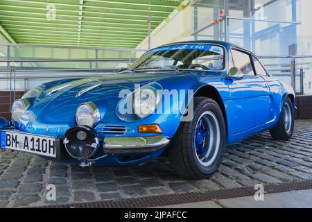 Renault Alpine A110 Berlinette 1300 des années 60 au salon oldtimer de Cologne, Allemagne, vue de face Banque D'Images