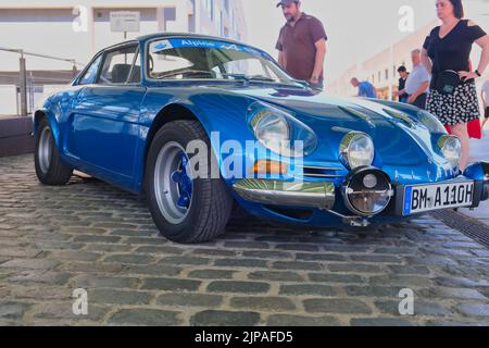 Renault Alpine A110 Berlinette 1300 des années 60 au salon oldtimer de Cologne, Allemagne, vue de face Banque D'Images