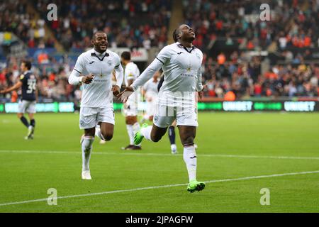 Swansea, Royaume-Uni. 16th août 2022. Michael Ofafemi, de Swansea, célèbre après avoir atteint le but 2nd de ses équipes. Match de championnat EFL Skybet, Swansea City v Millwall au stade Swansea.com de Swansea, pays de Galles, le mardi 16th août 2022. Cette image ne peut être utilisée qu'à des fins éditoriales. Utilisation éditoriale uniquement, licence requise pour une utilisation commerciale. Aucune utilisation dans les Paris, les jeux ou les publications d'un seul club/ligue/joueur. photo par Andrew Orchard/Andrew Orchard sports Photography/Alamy Live News crédit: Andrew Orchard sports Photography/Alamy Live News Banque D'Images