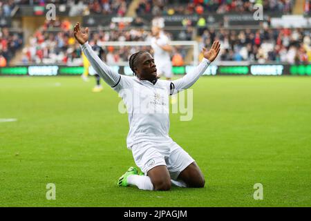 Swansea, Royaume-Uni. 16th août 2022. Michael Ofafemi, de Swansea, célèbre après avoir atteint le but 2nd de ses équipes. Match de championnat EFL Skybet, Swansea City v Millwall au stade Swansea.com de Swansea, pays de Galles, le mardi 16th août 2022. Cette image ne peut être utilisée qu'à des fins éditoriales. Utilisation éditoriale uniquement, licence requise pour une utilisation commerciale. Aucune utilisation dans les Paris, les jeux ou les publications d'un seul club/ligue/joueur. photo par Andrew Orchard/Andrew Orchard sports Photography/Alamy Live News crédit: Andrew Orchard sports Photography/Alamy Live News Banque D'Images