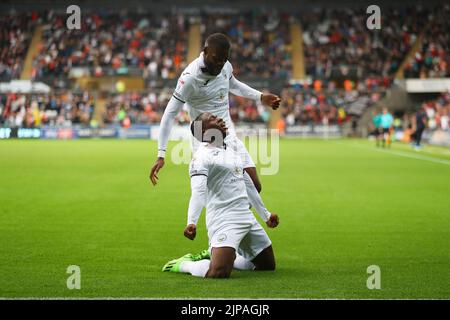 Swansea, Royaume-Uni. 16th août 2022. Michael Ofafemi, de Swansea, célèbre après avoir atteint le but 2nd de ses équipes. Match de championnat EFL Skybet, Swansea City v Millwall au stade Swansea.com de Swansea, pays de Galles, le mardi 16th août 2022. Cette image ne peut être utilisée qu'à des fins éditoriales. Utilisation éditoriale uniquement, licence requise pour une utilisation commerciale. Aucune utilisation dans les Paris, les jeux ou les publications d'un seul club/ligue/joueur. photo par Andrew Orchard/Andrew Orchard sports Photography/Alamy Live News crédit: Andrew Orchard sports Photography/Alamy Live News Banque D'Images