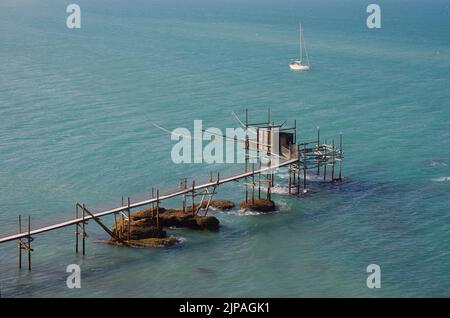 Réserve naturelle de Punta Aderci - Costa dei trabocchi - Abruzzes - le splendide trabucco est un bâtiment imposant qui se jette dans la mer. Banque D'Images