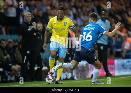 Peterborough, Royaume-Uni. 16th août 2022. Liam Palmer #2 de Sheffield mercredi obtient le ballon au-delà de Harrison Burrows #16 de Peterborough United pendant la première moitié à Peterborough, Royaume-Uni le 8/16/2022. (Photo de James Heaton/News Images/Sipa USA) crédit: SIPA USA/Alay Live News Banque D'Images