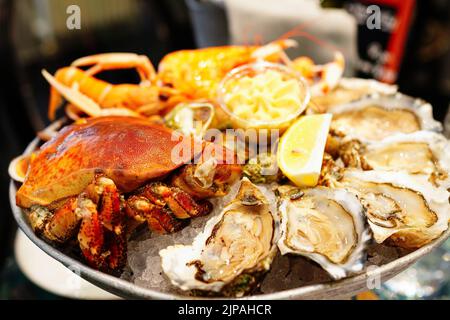 Plateau de fruits de mer ou plateau de fruits de mer, un restaurant à Port en Bessin, Normandie, France Banque D'Images