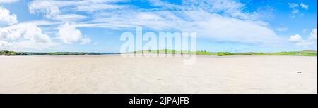 Vue panoramique sur la plage d'Ardriol dans la baie d'Uig sur l'île de Lewis, en Écosse, au Royaume-Uni Banque D'Images