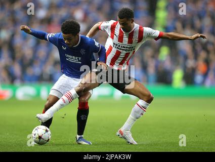 Malik Tillman des Rangers (à gauche) et Cody Gakpo du PSV Eindhoven se battent pour le ballon lors du match de qualification de la Ligue des Champions à Ibrox, Glasgow. Date de la photo: Mardi 16 août 2022. Banque D'Images