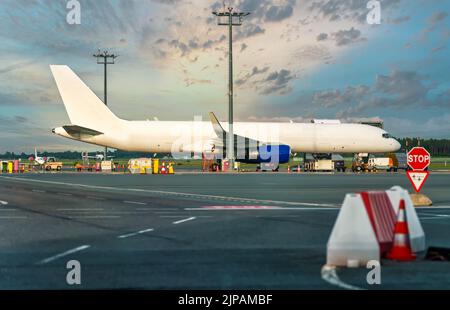 Entretien d'avions de cargaison à l'aéroport avant le vol. Banque D'Images