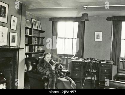 DOROTHY L. SAYERS (1893-1957) auteur de crimes anglais et féministe au Detection Club, un établissement loué au 31 Gerrard Street, Soho, Londres, en 1939. Banque D'Images