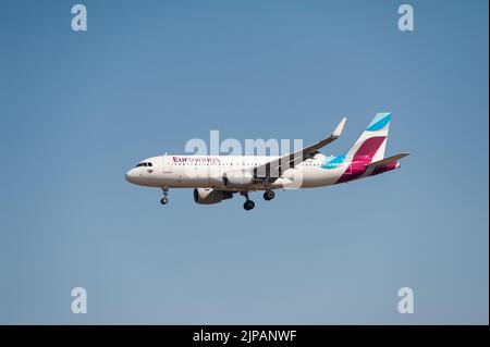 31.07.2022, Berlin, Allemagne, Europe - Un Airbus A320-200 Eurowings s'approche de l'aéroport de Brandebourg de Berlin BER pour atterrir. Banque D'Images