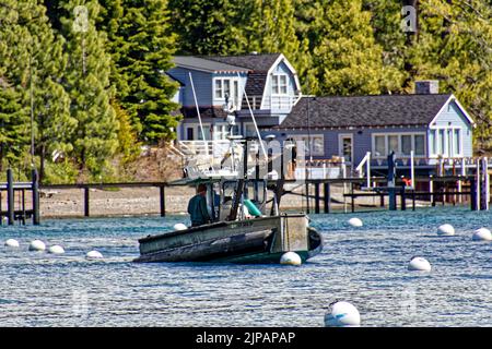 Gros plan d'un bateau sur le lac Tahoe pour déplacer des bouées après le vent Banque D'Images