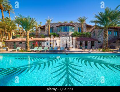 The INN at the Oasis Hotel, Furnace Creek, piscine et palmiers dans le parc national de Desert Death Valley, Californie, Amérique du Nord, Etats-Unis Banque D'Images