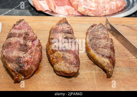 steaks de picanha grillés sur planche à découper. grand angle Banque D'Images