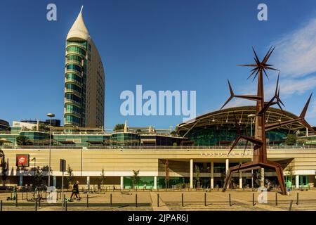 Lisbonne,Portugal,10 octobre,2021: Oriente c'est la vue à l'entrée principale du grand centre commercial Vasco de Gama Centre. Banque D'Images