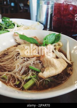 Soupe de sang de nouilles de style thaïlandais, nouilles de bateau, délicieux plat, célèbre soupe de nouilles thaïlandaises. Dites Moo nam tok Banque D'Images