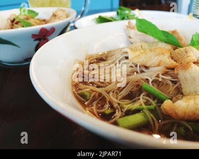 Soupe de sang de nouilles de style thaïlandais, nouilles de bateau, délicieux plat, célèbre soupe de nouilles thaïlandaises. Dites Moo nam tok Banque D'Images