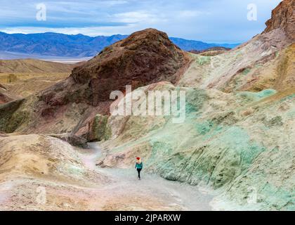 Randonneurs à pied artistes coloré Palette, Bad Lands Artists Drive Death Valley National Park, Californie, Amérique du Nord, États-Unis Banque D'Images