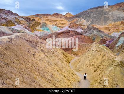 Randonneurs à pied artistes coloré Palette, Bad Lands Artists Drive Death Valley National Park, Californie, Amérique du Nord, États-Unis Banque D'Images