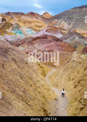 Randonneurs à pied artistes coloré Palette, Bad Lands Artists Drive Death Valley National Park, Californie, Amérique du Nord, États-Unis Banque D'Images