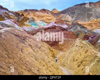 Randonneurs à pied artistes coloré Palette, Bad Lands Artists Drive Death Valley National Park, Californie, Amérique du Nord, États-Unis Banque D'Images