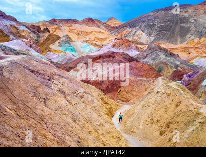 Randonneurs artistes Palette colorée, Bad Lands Artists Drive Death Valley National Park, Californie, Amérique du Nord, États-Unis Banque D'Images