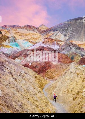 Randonneur à Artists Colorful Palette, Bad Lands Artists Drive Death Valley National Park, Californie, Amérique du Nord, États-Unis Banque D'Images