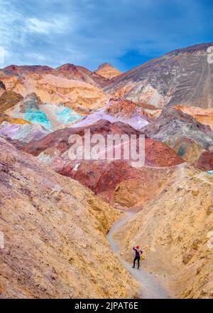 Randonneur à Artists Colorful Palette, Bad Lands Artists Drive Death Valley National Park, Californie, Amérique du Nord, États-Unis Banque D'Images