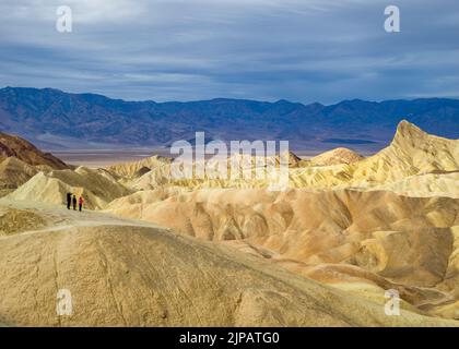 Randonneur admirant les merveilles naturelles des mauvaises terres colorées, Zabriskie point, parc national de la Vallée de la mort, Californie, Amérique du Nord, États-Unis Banque D'Images