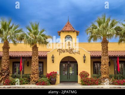 The Ranch at the Oasis Hotel, Furnace Creek, piscine et palmiers dans le parc national de Desert Death Valley, Californie, Amérique du Nord, Etats-Unis Banque D'Images