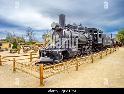 Musée extérieur des vieux mineurs et des équipements ferroviaires, le Ranch à l'hôtel Oasis, four Creek, piscine et palmiers dans le Val de la mort du désert Banque D'Images