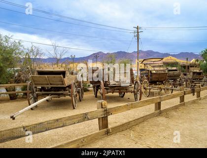 Musée extérieur des vieux mineurs et des équipements ferroviaires, le Ranch à l'hôtel Oasis, four Creek, piscine et palmiers dans le Val de la mort du désert Banque D'Images