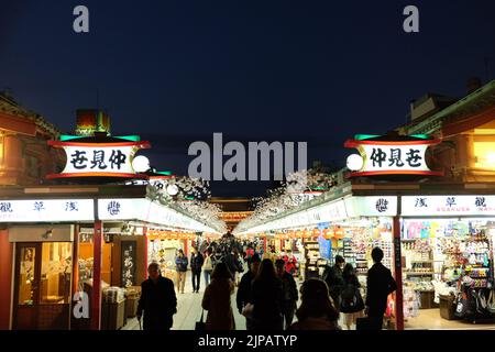 Asakusa, Tokyo, Japon - 18 octobre 2020 : un Dori Nakamise bondé à Asakusa, le temple Sensoji comme la campagne Go to Travel du Japon encourageant les domestiques Banque D'Images