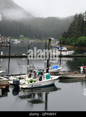 Elfin Cove, Alaska, États-Unis. 1st août 2022. La station balnéaire pittoresque et le village de pêcheurs d'Elfin Cove, dans la région du recensement de Hoonah-Angoon, sur l'île Chichagof, en Alaska, à 85 milles à l'ouest de Juneau, ont une population toute l'année de 24 personnes au recensement de 2020. Il est montré le soir de lundi 1 août 2022. La population augmente pendant la saison touristique d'été. (Image de crédit : © Mark Hertzberg/ZUMA Press Wire) Banque D'Images