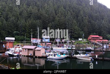 Elfin Cove, Alaska, États-Unis. 1st août 2022. La station balnéaire pittoresque et le village de pêcheurs d'Elfin Cove, dans la région du recensement de Hoonah-Angoon, sur l'île Chichagof, en Alaska, à 85 milles à l'ouest de Juneau, ont une population toute l'année de 24 personnes au recensement de 2020. Il est montré le soir de lundi 1 août 2022. La population augmente pendant la saison touristique d'été. (Image de crédit : © Mark Hertzberg/ZUMA Press Wire) Banque D'Images