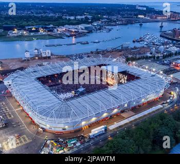 Les Killers jouent en concert au stade Saint Mary's Banque D'Images