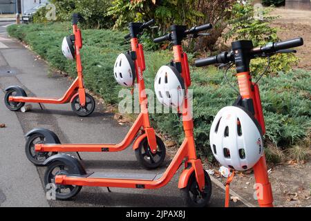 Slough, Royaume-Uni. 16th août 2022. Le programme de location d'essai de trottinettes à Slough, géré par la société Neurone Mobility, a été prolongé de deux ans. Les trottinettes orange sont populaires, cependant, les e-trottinettes en général ont été critiquées comme certains utilisateurs de vitesse sur les trottoirs et les routes avec eux causant des accidents. On a également signalé que certains utilisateurs étaient sous l'influence de l'alcool lorsqu'ils les consomment, en particulier la nuit. Crédit : Maureen McLean/Alay Live News Banque D'Images