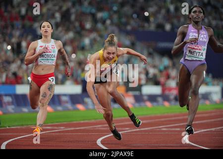 Munich, Allemagne. 16th août 2022. Championnats d'Europe, Championnat d'Europe, Athlétisme, femmes, 100m, Finale au stade olympique, Gina Lückenkemper (M, Allemagne), première place, franchit la ligne d'arrivée. Sur la gauche se trouve Ewa Swoboda (Pologne), sur la droite Daryll Neita (Grande-Bretagne). Credit: Sören Stache/dpa/Alay Live News Banque D'Images