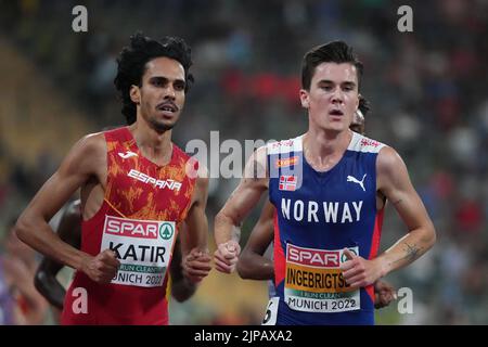 Munich, Allemagne. 16th août 2022. Championnats d'Europe, Athlétisme, hommes, 5000m, finale au stade olympique, Jakob Ingebrigtsen (Norvège) et Mohamed Katir (l, Espagne) en action. Credit: Sören Stache/dpa/Alay Live News Banque D'Images