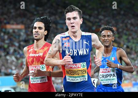 Munich, Allemagne. 16th août 2022. Championnats d'Europe, Athlétisme, hommes, 5000m, finale au stade olympique, Jakob Ingebrigtsen (M, Norvège) remporte la course devant Mohamed Katir (l, Espagne) et Yemaneberhan Crippa (Italie). Credit: Sven Hoppe/dpa/Alay Live News Banque D'Images