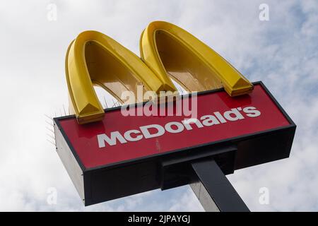 Slough, Royaume-Uni. 16th août 2022. Un restaurant McDonald's drive-in à Slough. McDonald's, le géant de la restauration rapide, est en train de faire une campagne de recrutement pour ramener plus de 50s 000 personnes sur le lieu de travail. De nombreux restaurants ont encore du mal à trouver des employés car les gens ont changé de carrière depuis la pandémie Covid-19 et d'autres préfèrent travailler à domicile maintenant. Crédit : Maureen McLean/Alay Live News Banque D'Images