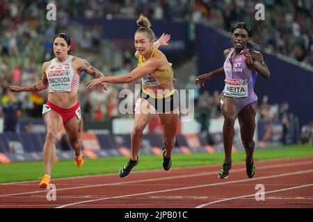 Gina Luckenkemper (au centre), en Allemagne, remporte la médaille d'or lors de la finale féminine 100m, Ewa Swoboda, en Pologne, remporte l'argent et Daryll Neita, en Grande-Bretagne, remporte la médaille de bronze au stade olympique au cours du sixième jour des Championnats d'Europe 2022 à Munich, en Allemagne. Date de la photo: Mardi 16 août 2022. Banque D'Images