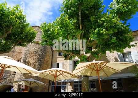GORDES, FRANCE -1 JUL 2021- vue sur le centre ville de Gordes, un village médiéval perché de Gordes dans la région Luberon du Vaucluse, Provence, France. Banque D'Images