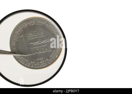 Vue rapprochée de la pièce sous la loupe en métal missle et symbole de l'amitié. Banque D'Images